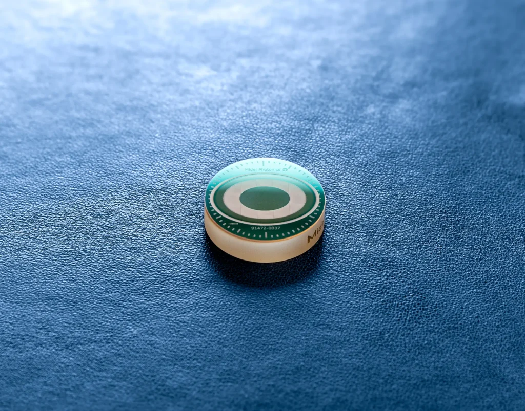 Strahlformender Spiegel 3D Top-Hat von Midel Photonics auf blauer Fläche